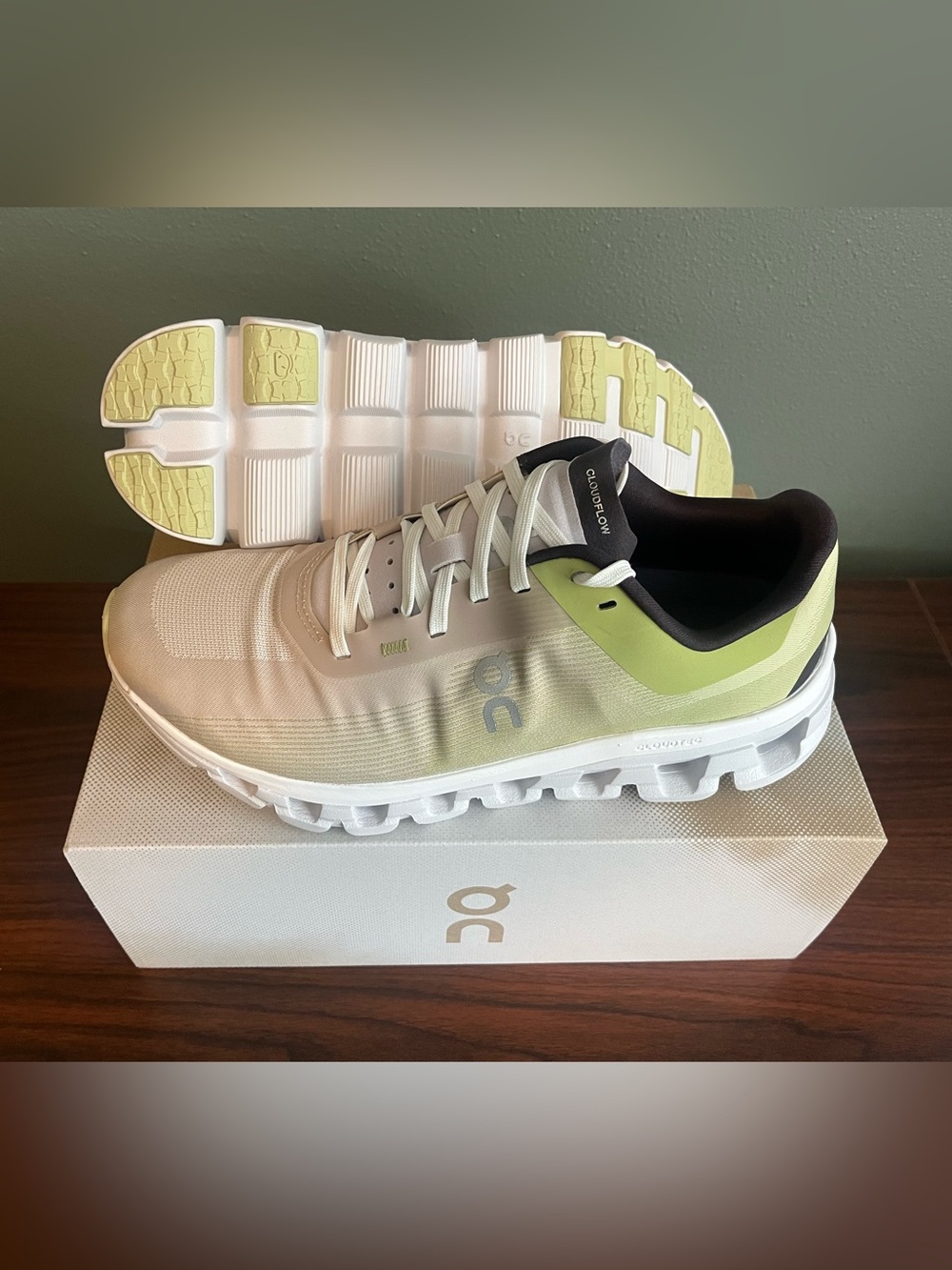 On Cloudflow 4 Women’s Running Shoes Zest Frost Size 8.5 NIB